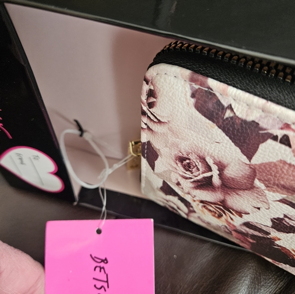 NWT Betsy Johnson long zip around wallet, rose print, cream and mauve - Picture 2 of 8